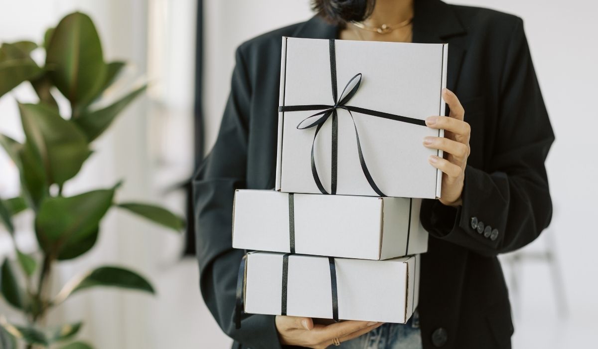 An employee carrying gifts