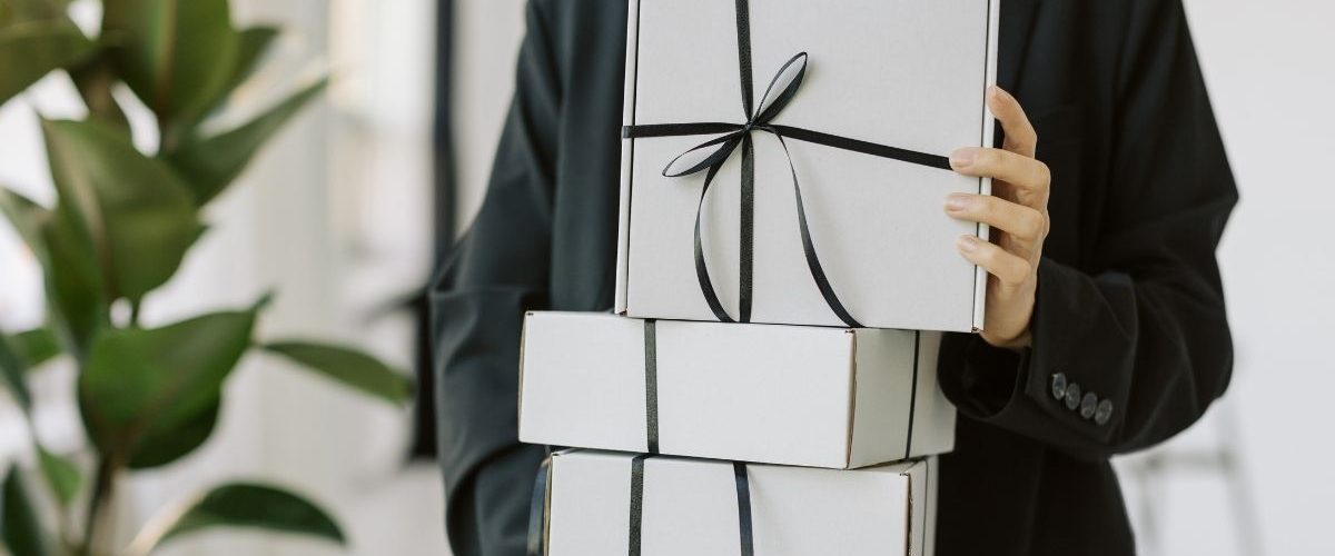 An employee carrying gifts
