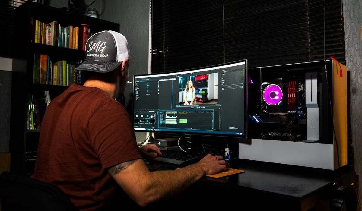 Video editor editing video