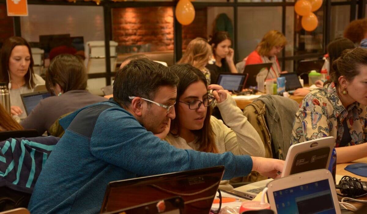 A teacher tutoring its student